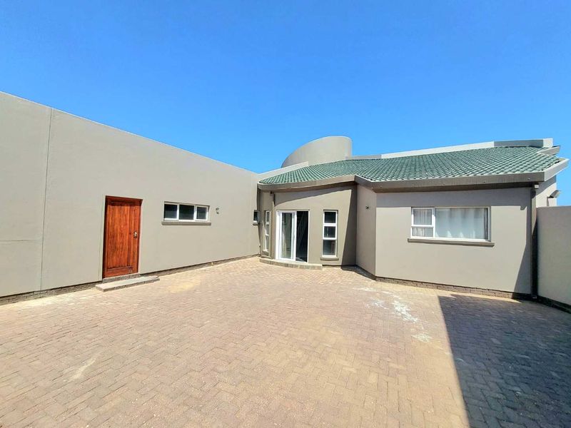 4 Bedroom Beachfront Home - Photo 2