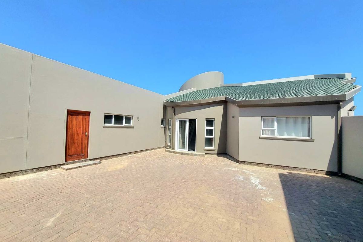 4 Bedroom Beachfront Home - Photo 2