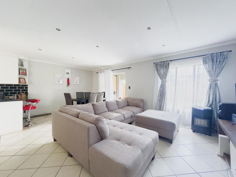 Modern & Stylish 2 Bedroom Townhouse in Rhodeberg Estate, Equestria - Photo 3