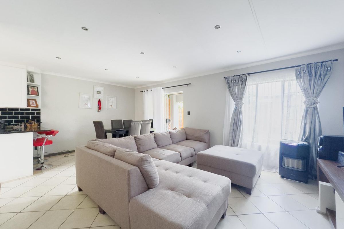 Modern & Stylish 2 Bedroom Townhouse in Rhodeberg Estate, Equestria - Photo 3
