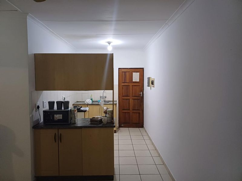 Charming 2-Bedroom Flat: In a Secure Complex - Photo 3