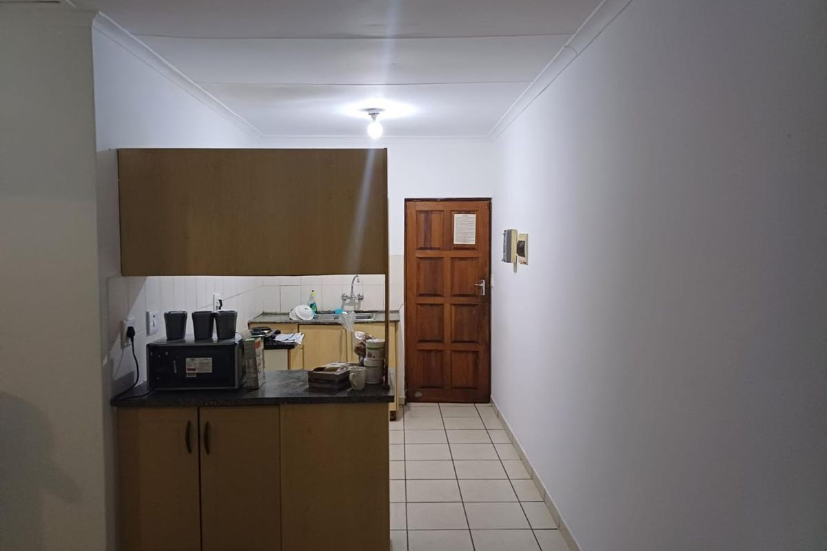 Charming 2-Bedroom Flat: In a Secure Complex - Photo 3