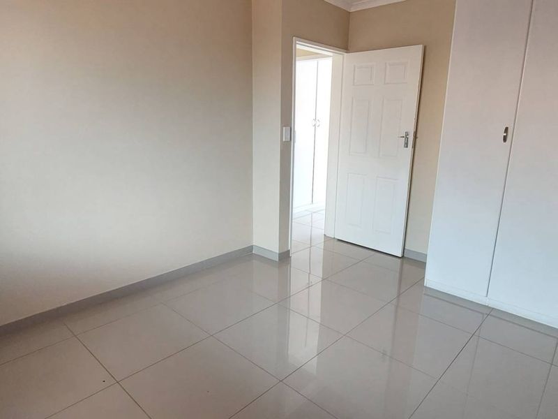 Modern 2 bedroomed pet friendly unit - Photo 8