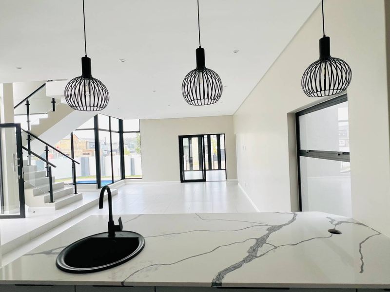 Modern 4 Bedroom Luxury Home in FountainBrook for Sale - Photo 4