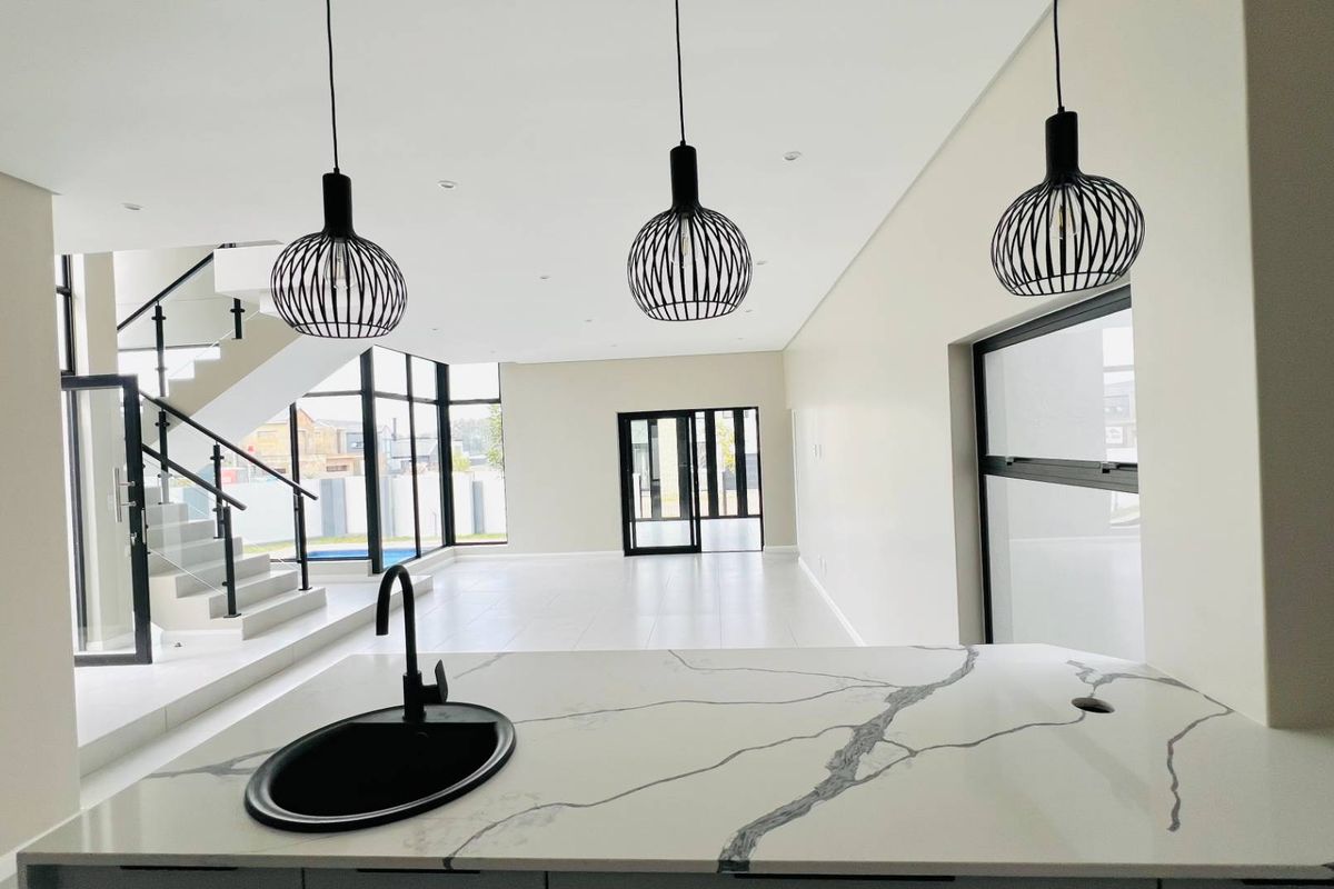 Modern 4 Bedroom Luxury Home in FountainBrook for Sale - Photo 4