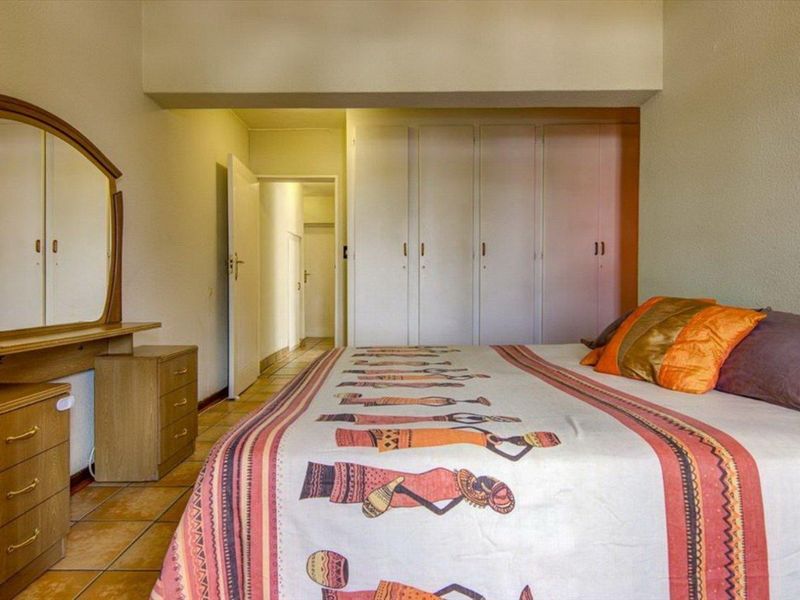 Neat and Spacious Cluster in Secure Complex - Photo 4