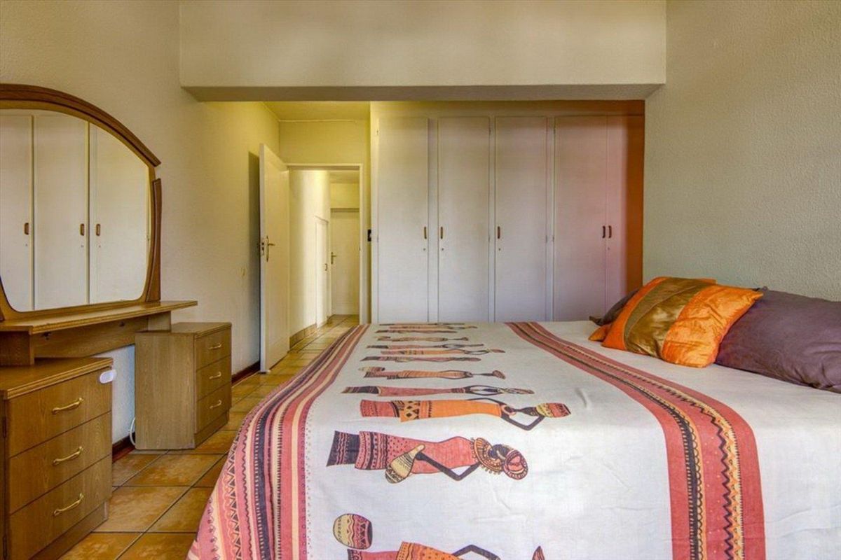 Neat and Spacious Cluster in Secure Complex - Photo 4