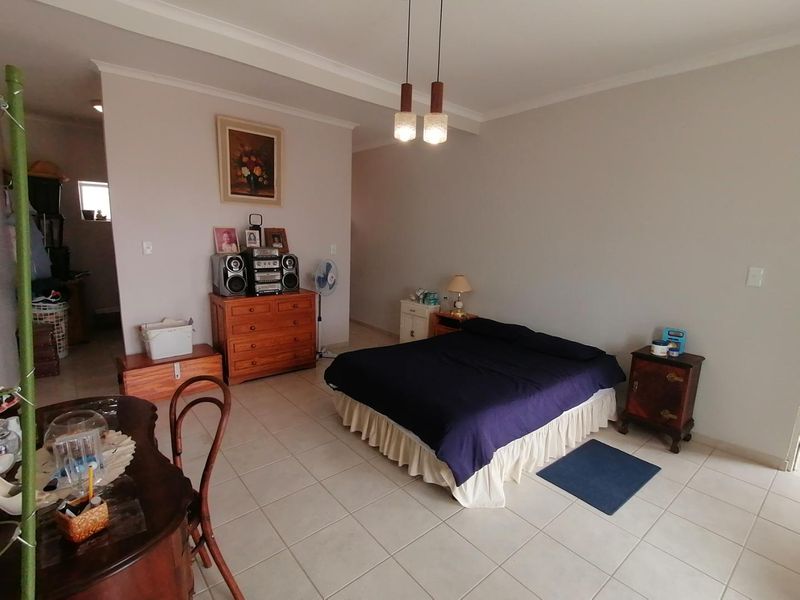 Exquisite Living with amazing views - Photo 8