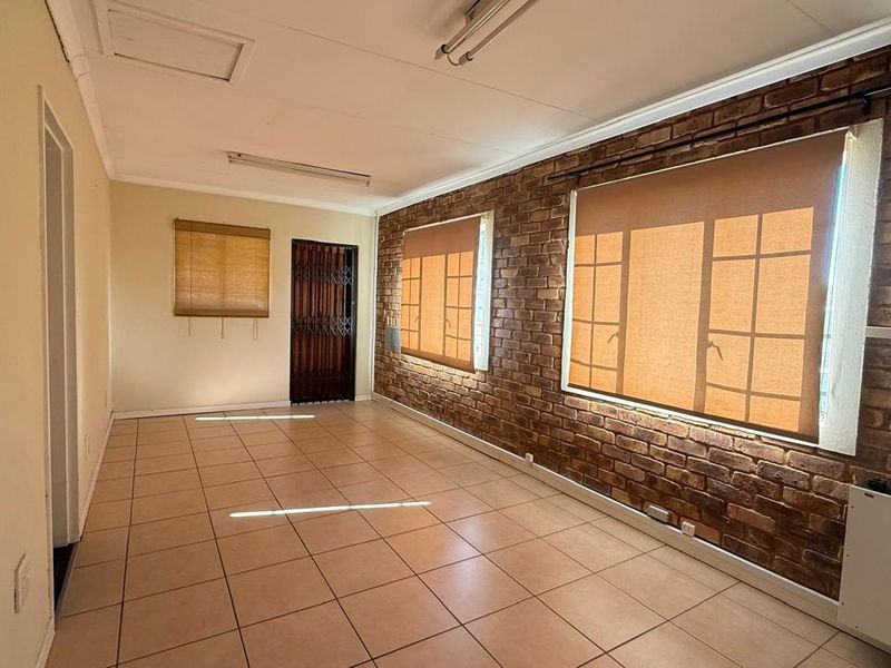 Spacious 3 Bedroom 2 bathroom sectional title unit for the Extended Family Home - Photo 4