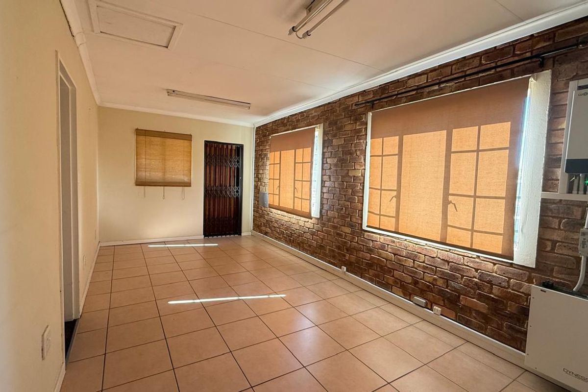 Spacious 3 Bedroom 2 bathroom sectional title unit for the Extended Family Home - Photo 4