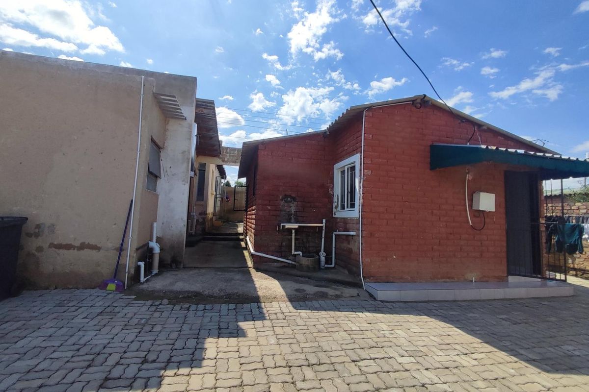 6 Bedroom House for Sale in Cosmo City - Photo 2