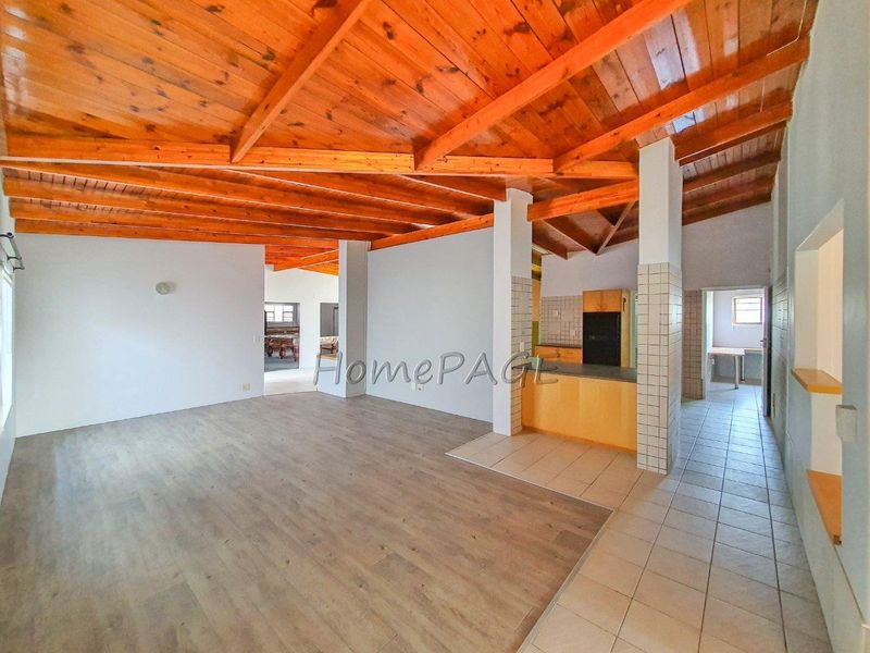 Ext 1, Henties Bay:  6 Bedr home NEWLY RENOVATED recently - Photo 10