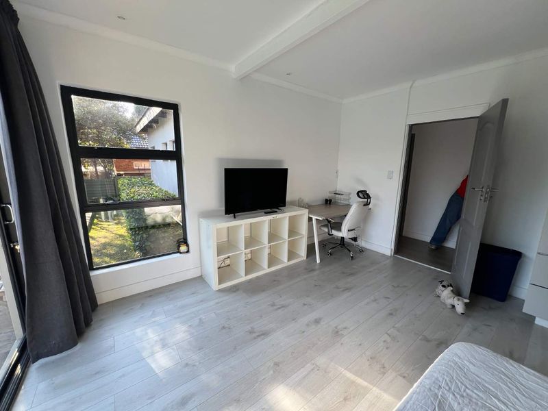 ELEGANT FAMILY HOME WITH LUXURY FEATURES - Photo 10