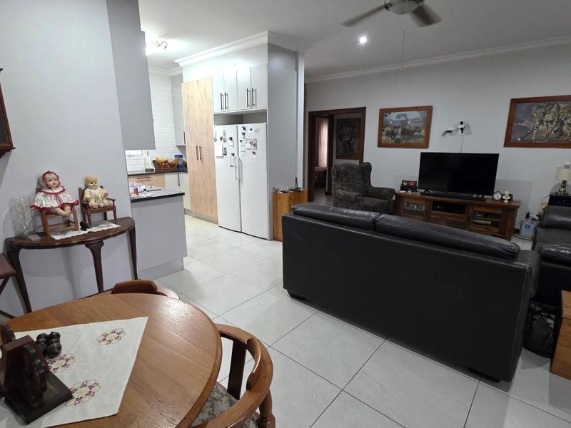 Neat 3 Bedroom Family Home in Gateway Manor - Photo 6