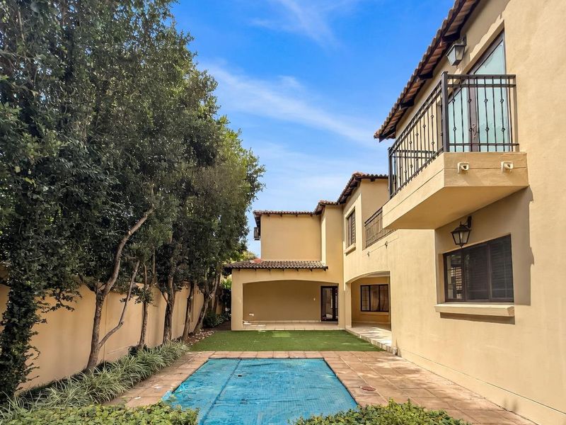 Waterkloof Golf Estate Gem – 4 Beds, Pool, Golf Course Views & Pure Elegance - Photo 3