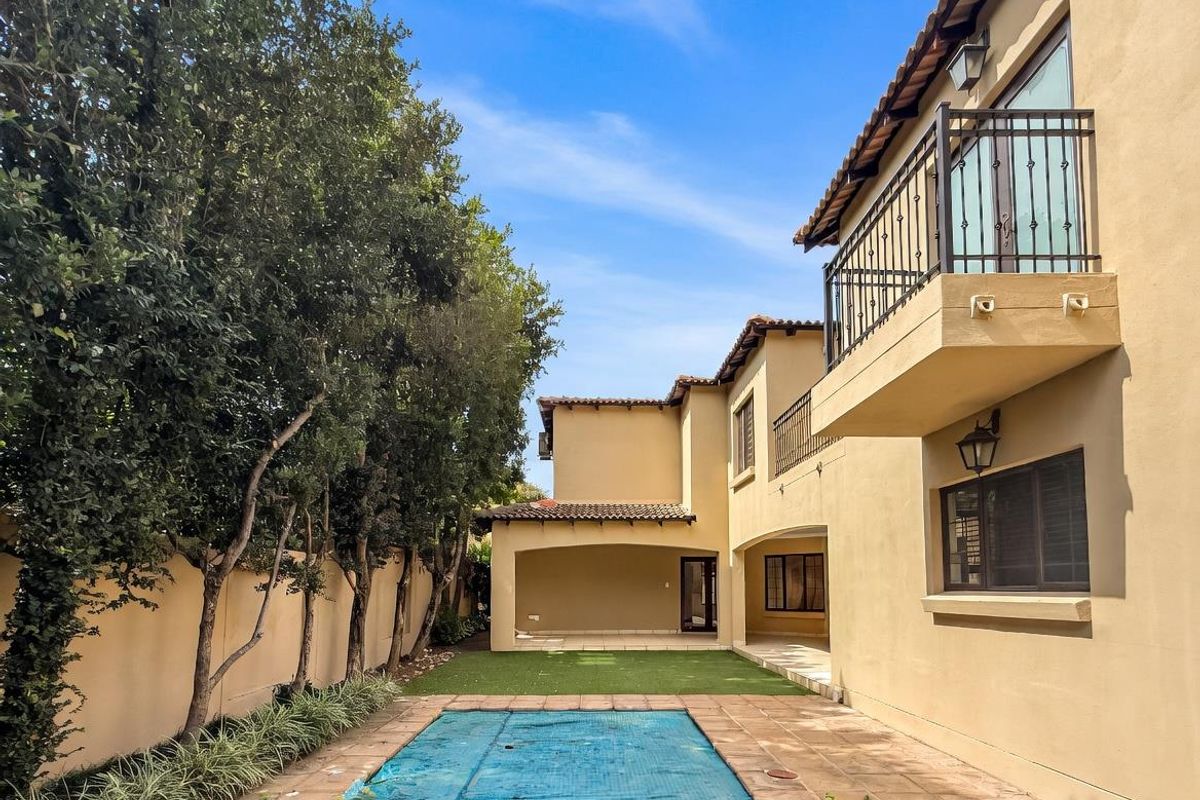 Waterkloof Golf Estate Gem – 4 Beds, Pool, Golf Course Views & Pure Elegance - Photo 3