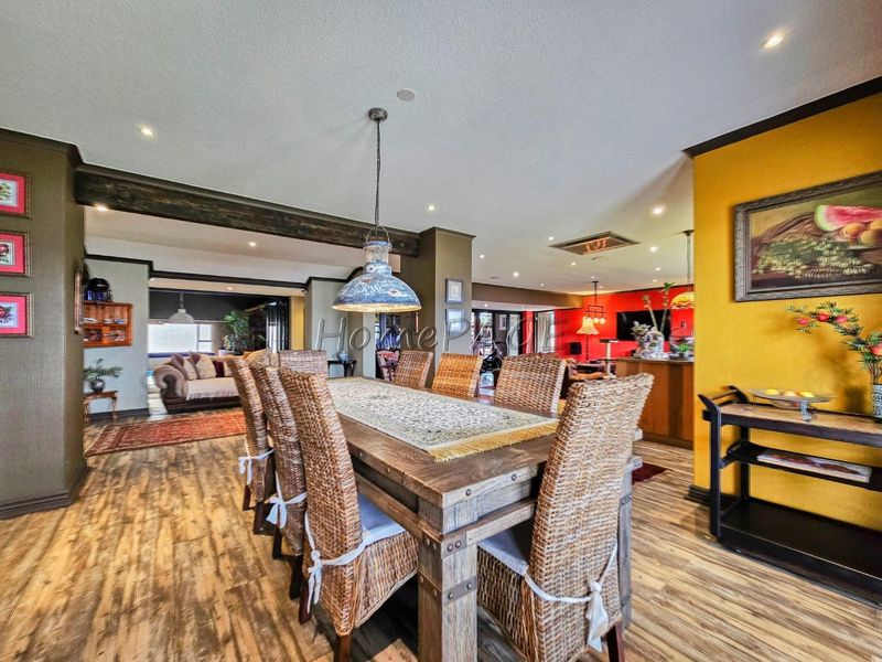 Central Walvis Bay:  BEAUTIFUL, VERY SPACIOUS 5 Bedr home, IN A SOUGHT AFTER POSITION, is for Sale - Photo 6