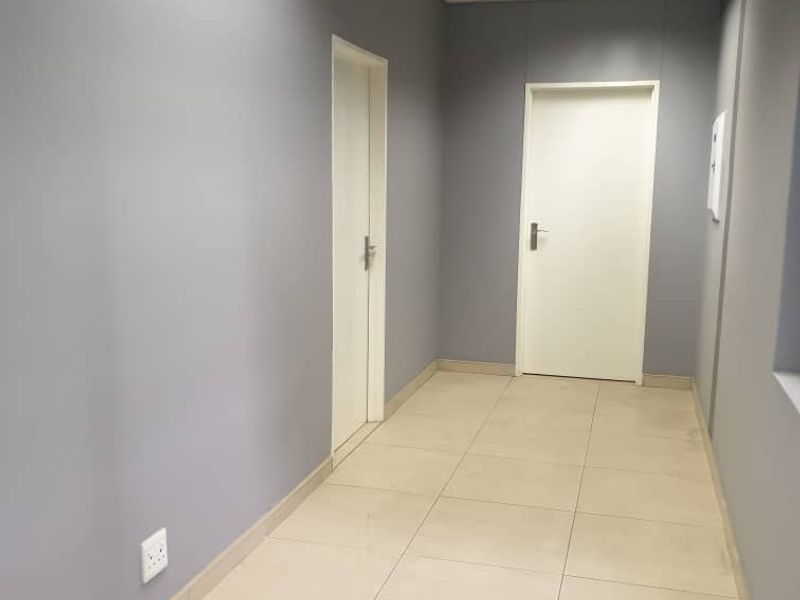 WAREHOUSE WITH OFFICE FACILITY TO LET: - Photo 5