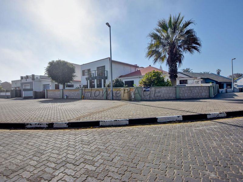 Vineta, Swsakopmund:  SMART OLD DAME for sale IN A POPULAR STREET - Photo 2