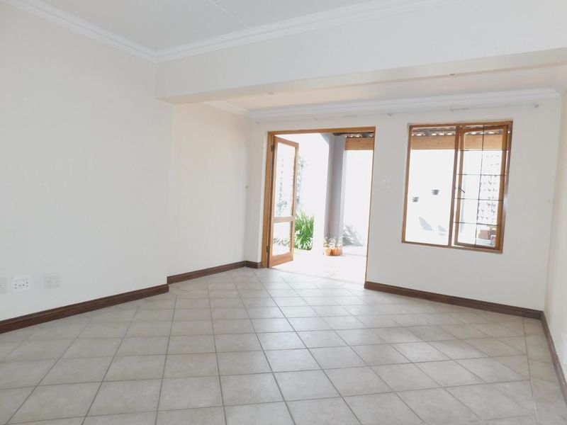 2 bedroom garden apartment for sale in Bryanston - Photo 2