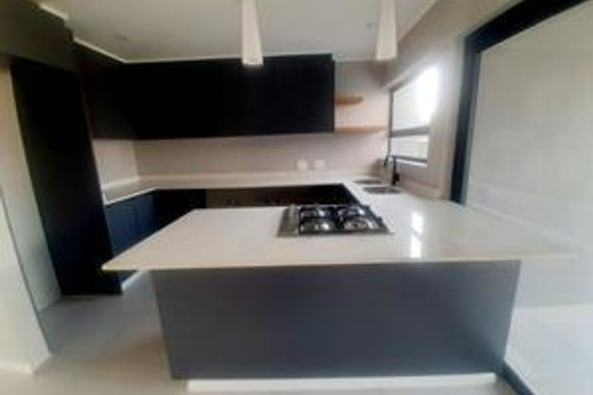 Modern Townhouse for Rental in Palm Lakes Estate - Photo 2