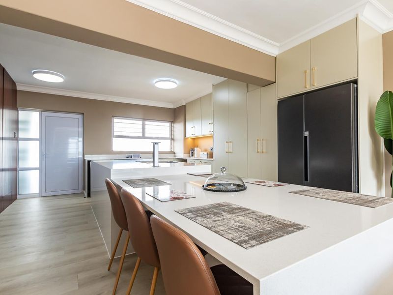 Stunning, newly renovated north-facing apartment offering modern luxury and exceptional natural light - Photo 7