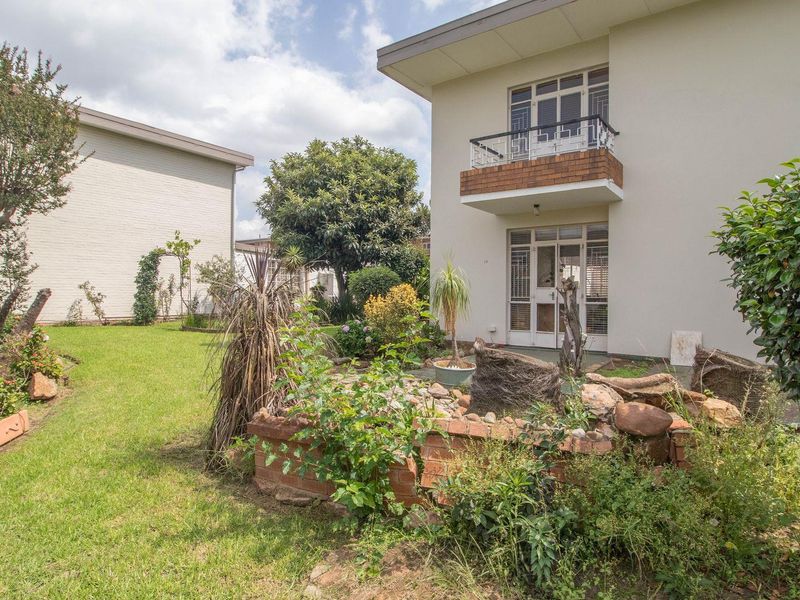 Neat 2 bedroom Townhouse in popular complex - Photo 3