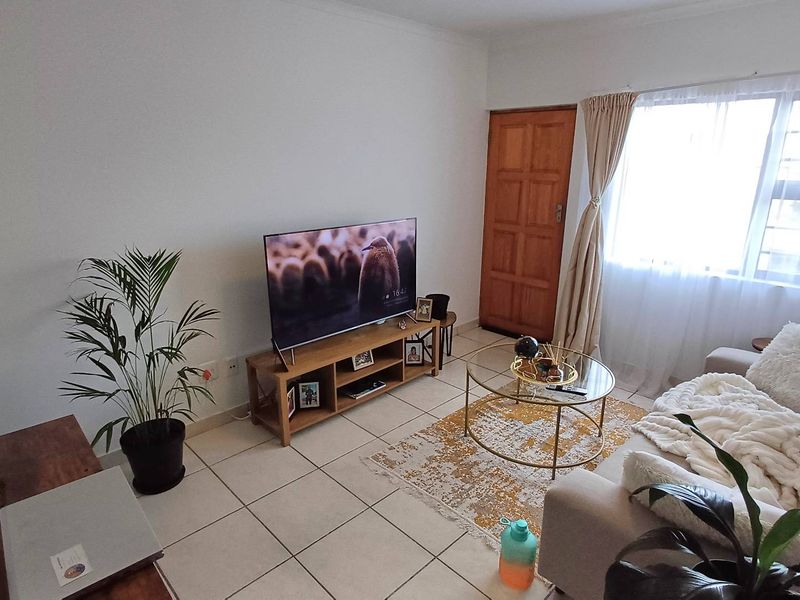 Starter home in a centrally located complex - Photo 1