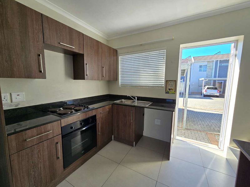 Cosy 2-Bedroom Duplex Apartment in the Beautiful The Oaks Complex - Photo 6