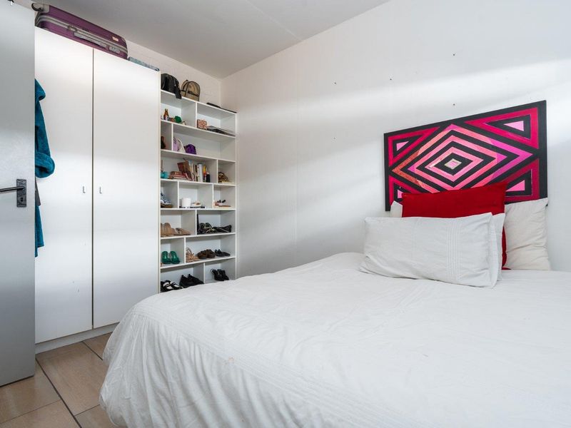 Delightful 2-Bedroom Apartment For Sale In Palm Springs - Photo 8