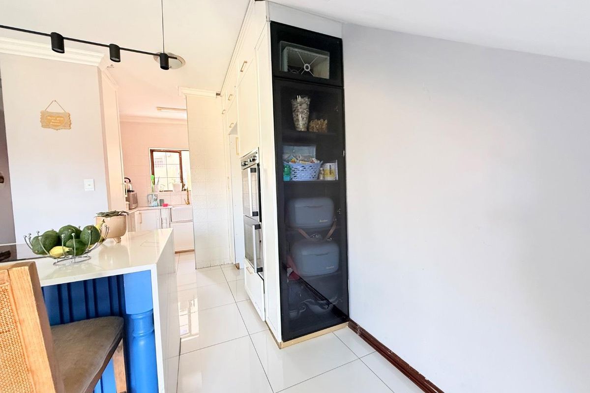 Discover Elegance: Your Dream Home Awaits! - Photo 5