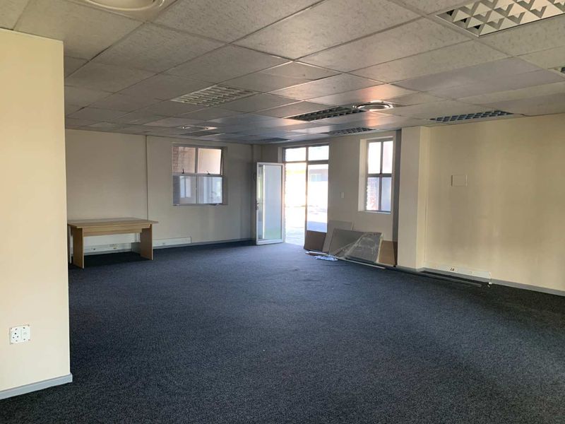 Bustling Location, Ideal for Business Operations - Photo 6