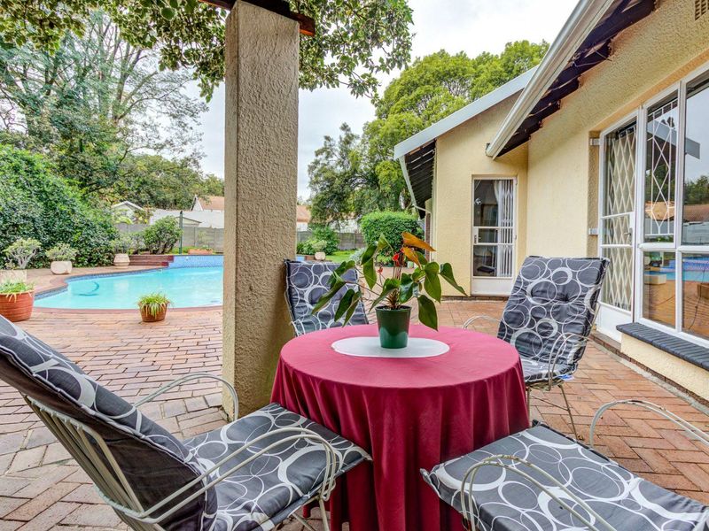 DELIGHTFUL 4 BEDROOMED FAMILY HOME with ELECTRICITY AND WATER BACK UP SOLUTIONS - Photo 6