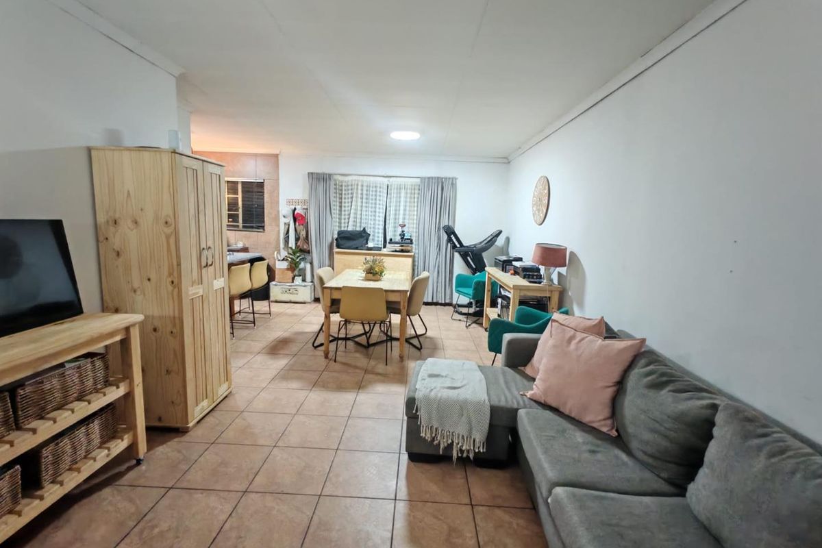 A SPACIOUS TOWNHOUSE - Photo 4