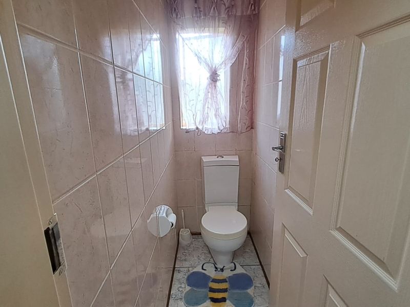 Charming and well maintained family home nestled in a peaceful neighborhood in Clarina - Photo 8