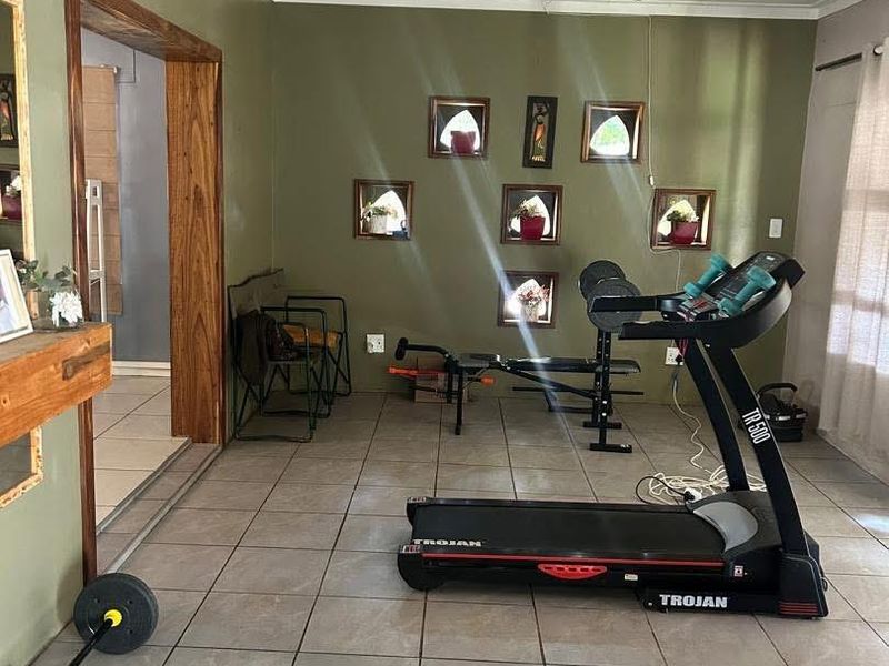 A beautiful 4 Bedroom House for sale in Otjiwarongo, Town. - Photo 4