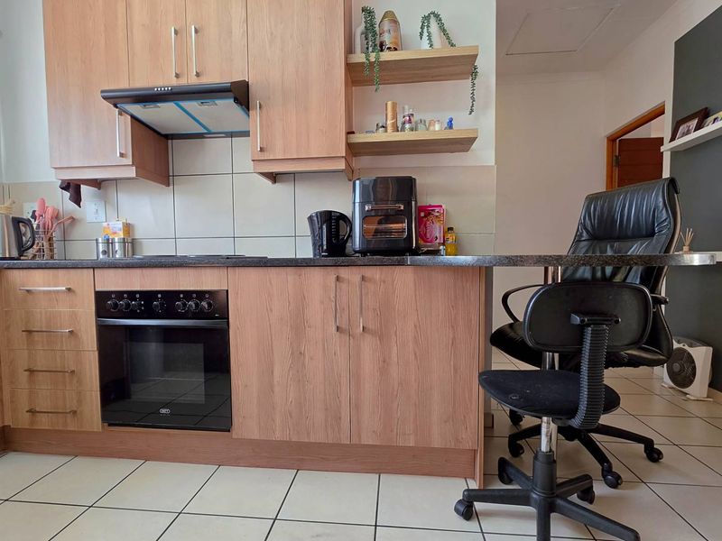 2 Bedroom Apartment / Flat for Sale in South Crest - Photo 7