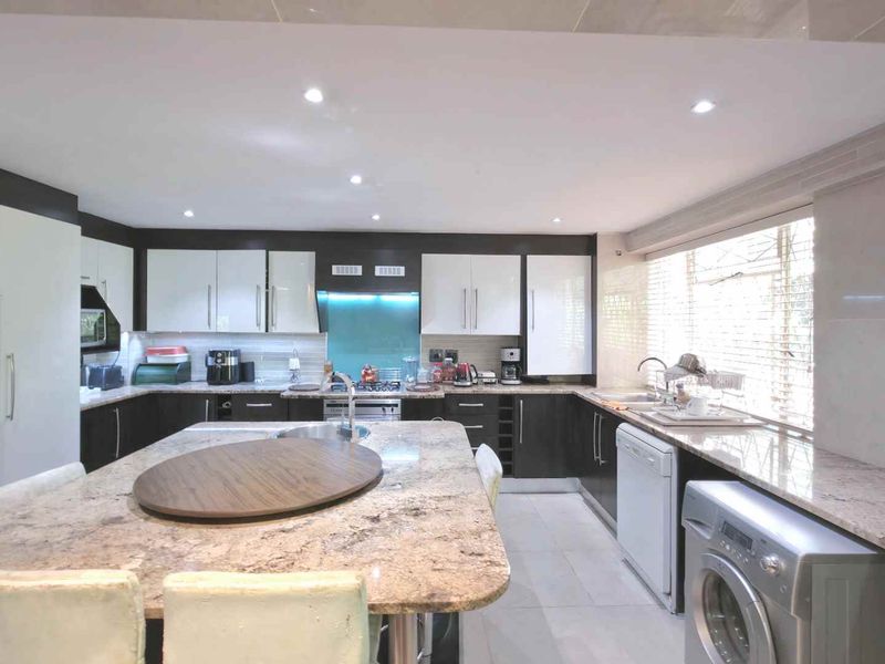 Ground floor 3 Bedroom Apartment with lots of private and communal gardens - Photo 7