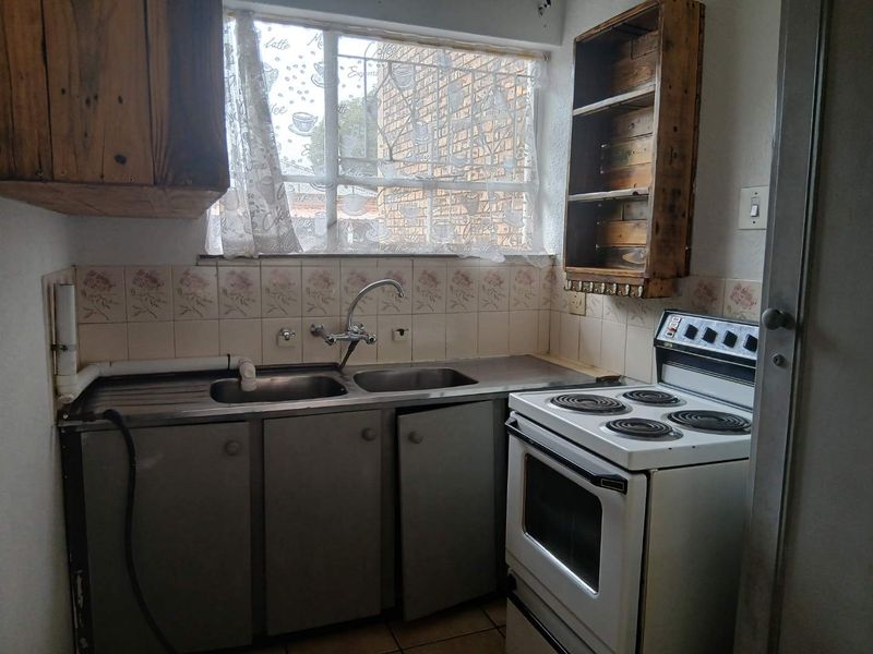 Charming Ground-Floor Unit with Prime Alberton Location!" 2. "Discover Spacious Living Near Alberton Boulevard!" 3. "Perfect Family Home: Comfort and Conven - Photo 3