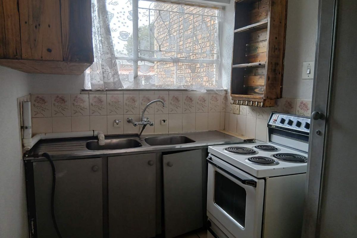 Charming Ground-Floor Unit with Prime Alberton Location!" 2. "Discover Spacious Living Near Alberton Boulevard!" 3. "Perfect Family Home: Comfort and Conven - Photo 3