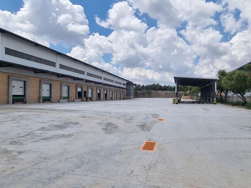 7 738m2 Midrand Warehouse To Let - Photo 3