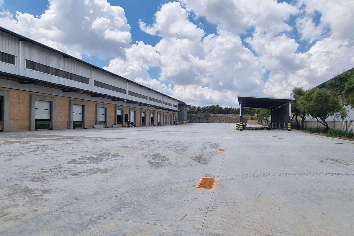 7 738m2 Midrand Warehouse To Let - Photo 3