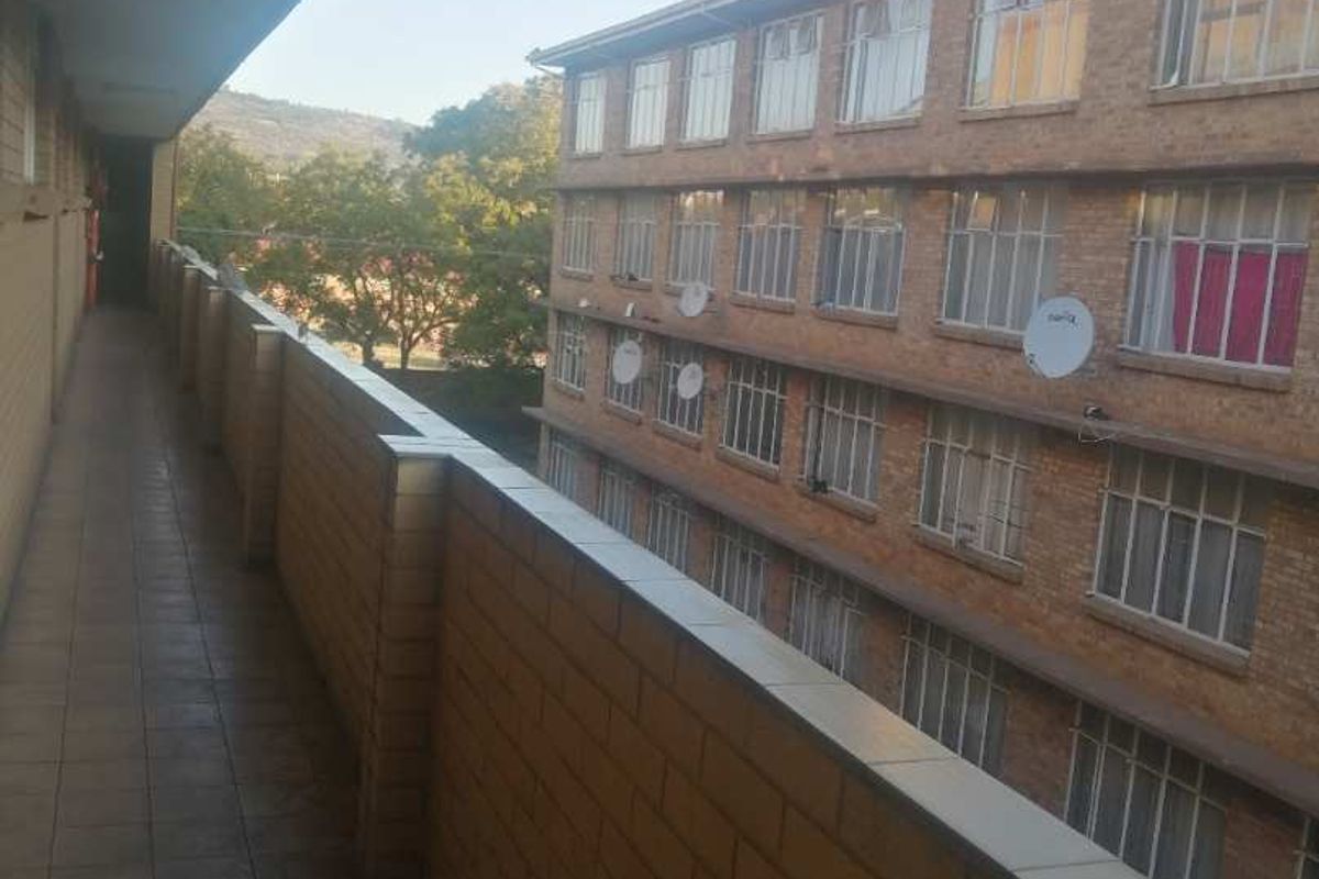 2 bedroom flat in Pretoria west - Photo 2
