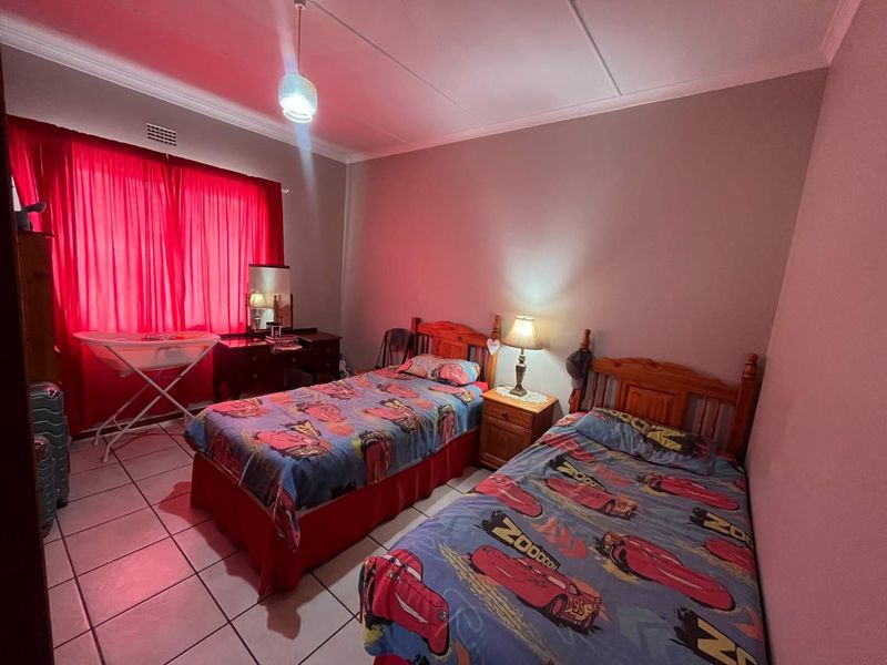 Spacious and immaculate family home in sought after area - Photo 8