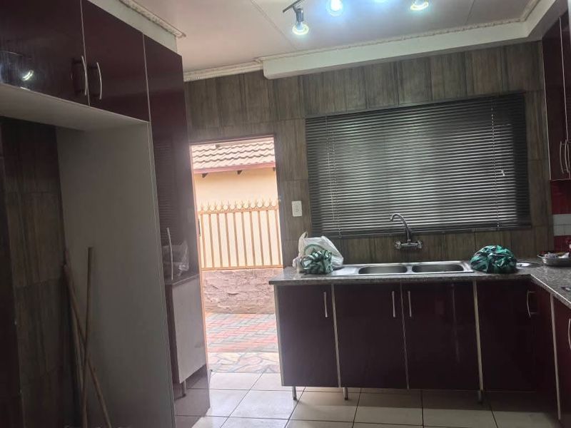 3 Bedroom House for Sale in Soshanguve SS - Photo 7