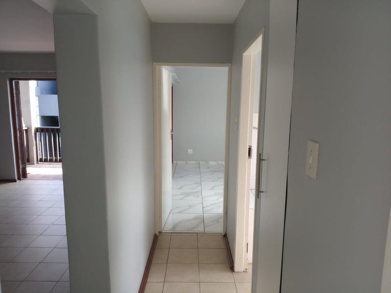 Step into this neat and well-designed 2-bedroom flat, offering a comfortable and low-maintenance lifestyle ideal for modern living. - Photo 7