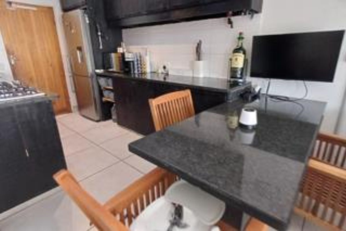 Charming Free-Standing Townhouse Unit for Sale in a Quiet, Pet-Friendly Complex - Photo 4