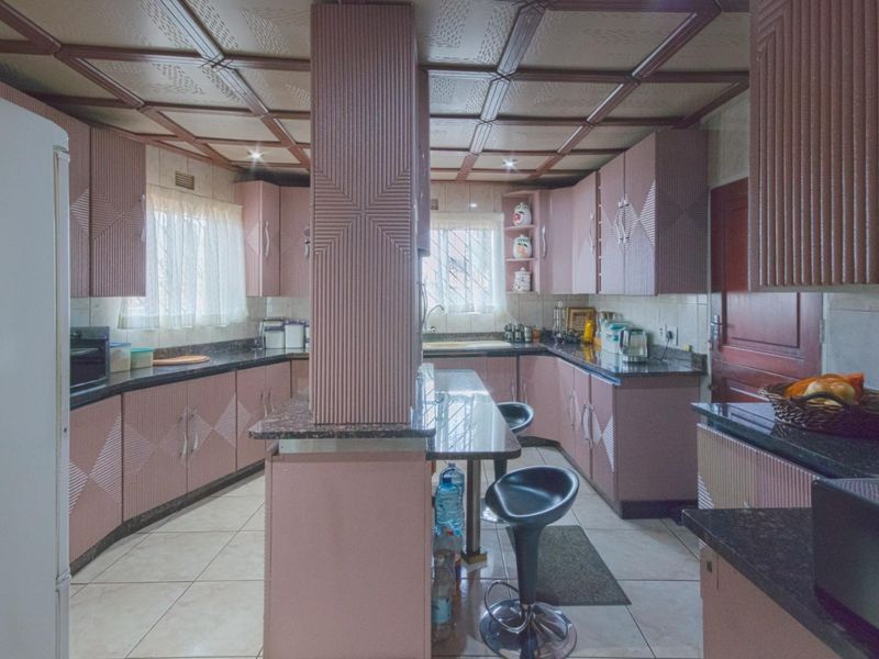 4 Bedroom house for Sale in Diepkloof Ext  - Selling Price is Negotiable - Photo 9