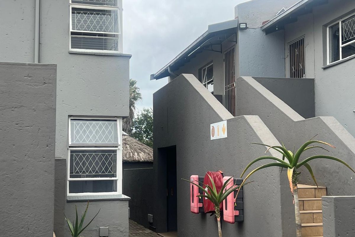 This lock up and go upstairs unit is up for grabs in a lovely quiet security complex - Photo 3