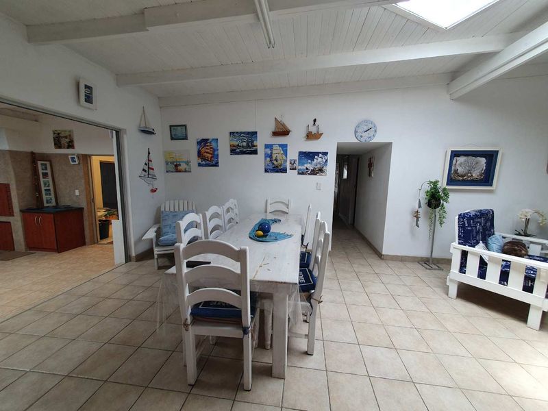 "Spacious 4-Bed Home with 3 En-Suites & Braai Area!" - Photo 9